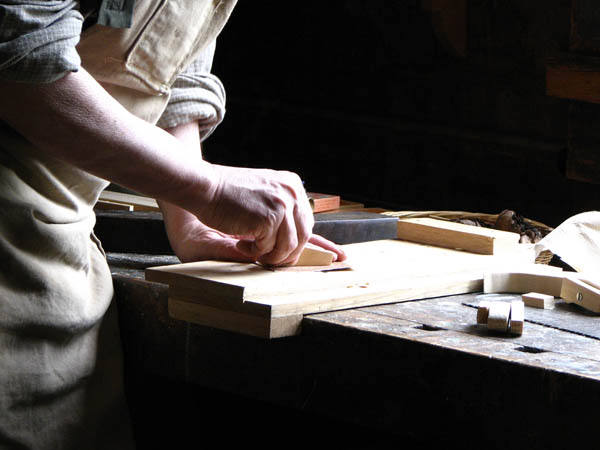 Nuestro equipo de profesionales cuenta  con muchos años de contrastada <strong>experiencia</strong> en el sector de la <strong>carpintería de madera en Rosalejo</strong>.